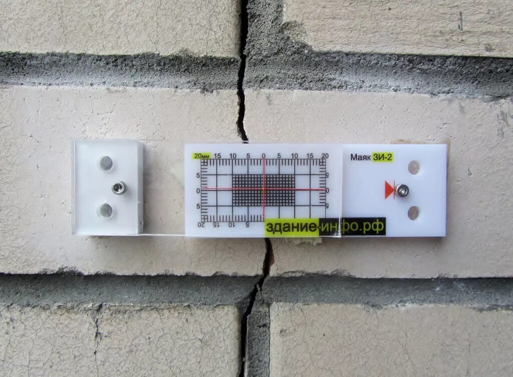 Маяки на трещины стен. Пластинчатый Маяк для наблюдения за трещинами. Маяк зи-2.2 для наблюдения за трещинами. Маяки пластинчатые зи-2.2.. Маяк для наблюдения за трещинами зи-2.