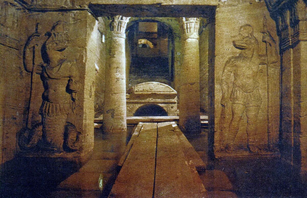 Античная гробница. Древний египет тутанхамон гробница. Catacombs of kom el shoqafa александрия. Древний египет саркофаг фараона тутанхамона. Античная гробница.