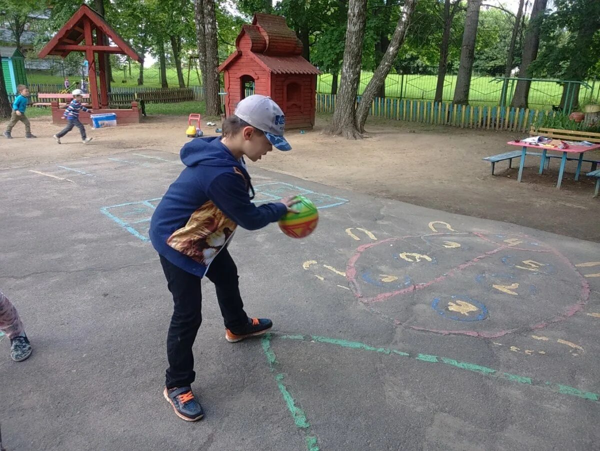 Какие игры можно поиграть одному. Я знаю пять имен игра. Современные игры для детей на улице. Дворовые подвижные игры. Игры во дворе для детей.