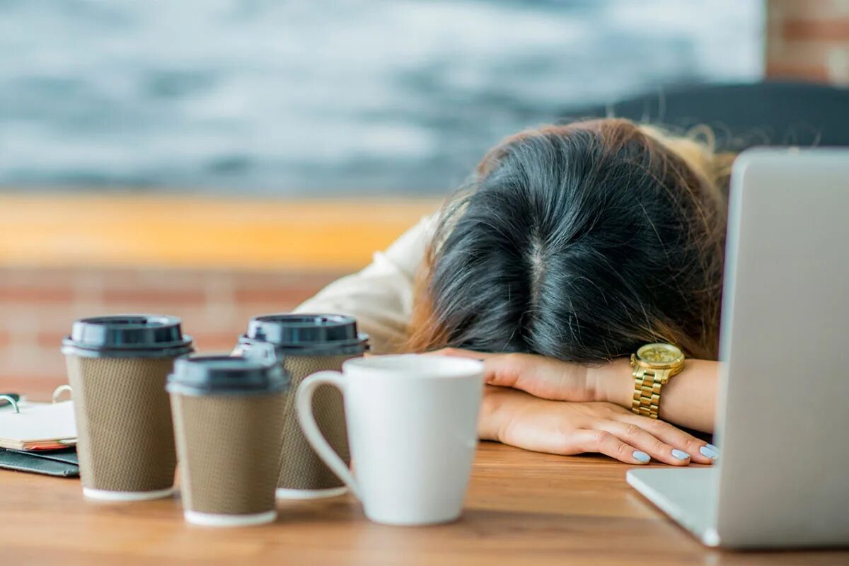 Хочется спать на работе как взбодриться. Кофе усталость. Уставший с кофе. Хроническая усталость кофе. Кофе и стресс.