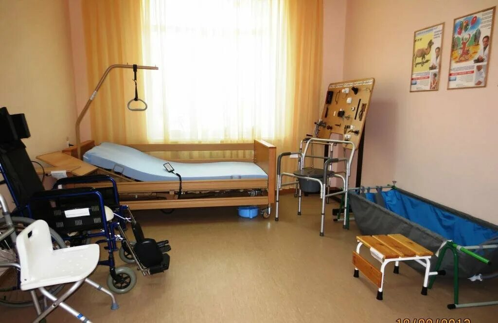 Комната для инвалидов в отелях. Комната отдыха для инвалидов. Спальня для инвалида. Комната для инвалидов. Санузел для инвалидов.