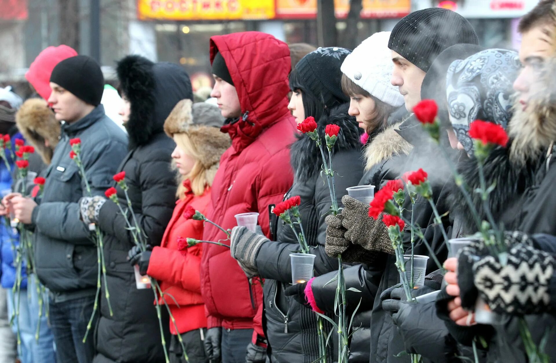 Телепрограмма траур. Траур по погибшим в теракте в Домодедово. Жертвы взрыв в Домодедово 2011.