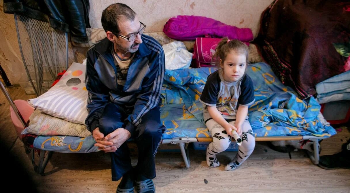 Неблагополучные семьи с детьми. Многодетная семья в нищете. Бедные семьи видео. Очень бедная семья. Самая бедная семья.