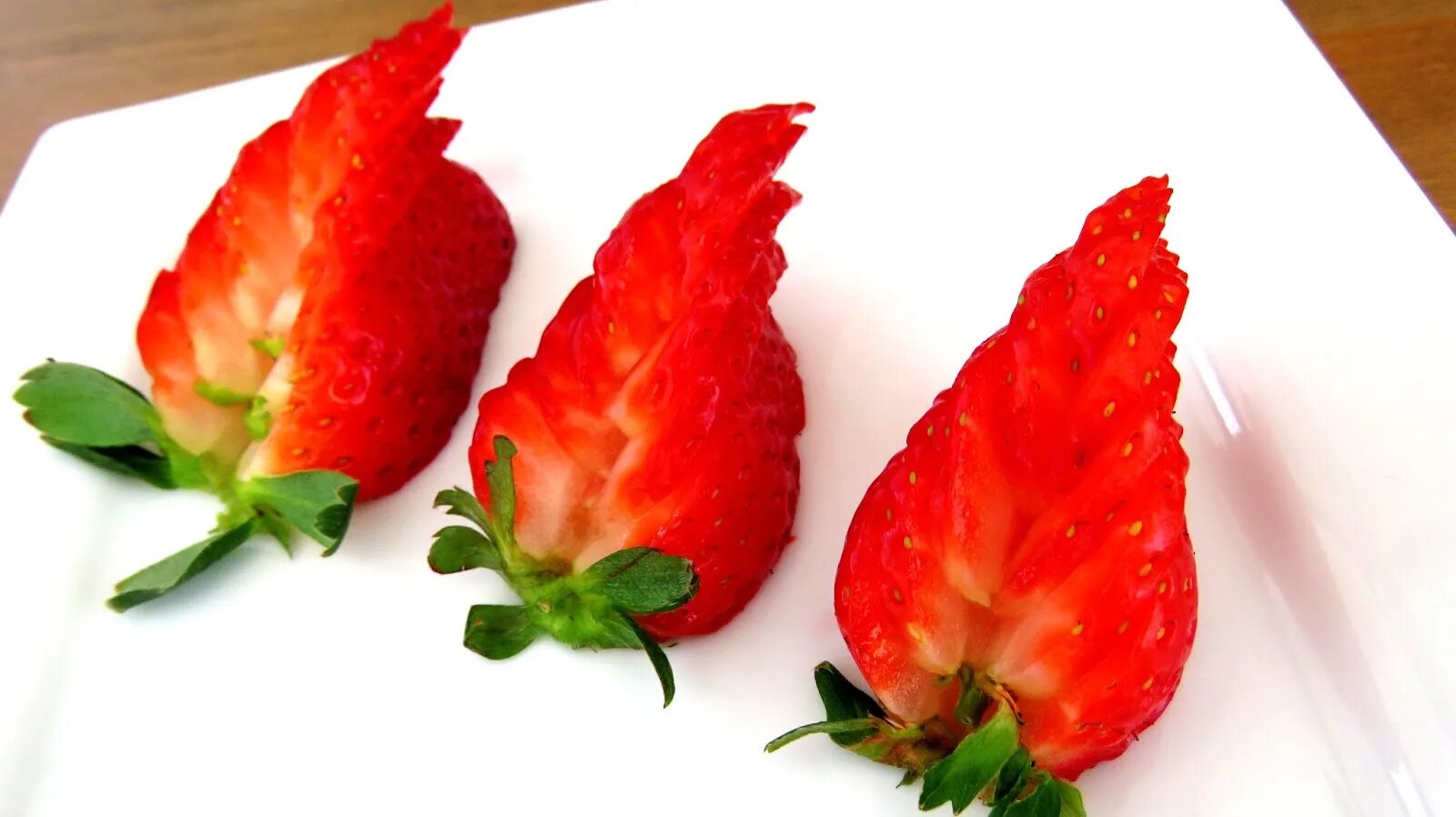 Как красиво нарезать клубнику. Карвинг клубника. нарезка клубники. клубника нарезанная. красиво порезать клубнику.