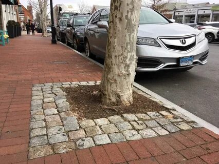 Возле тротуара