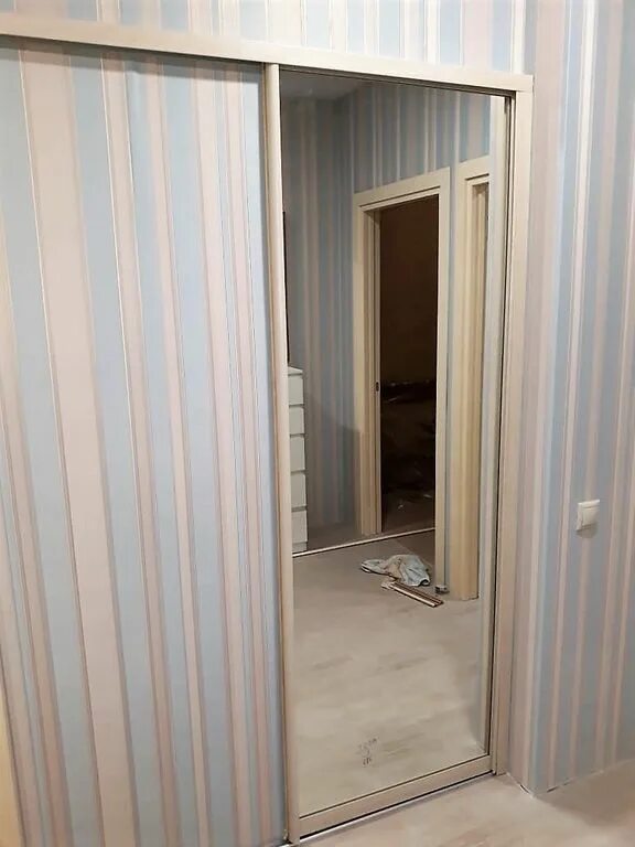 Дверь купе гомель. Раздвижная зеркальная дверь. раздвижная дверь с зеркалом. зеркальная дверь купе межкомнатная. раздвижные двери для гардеробной.