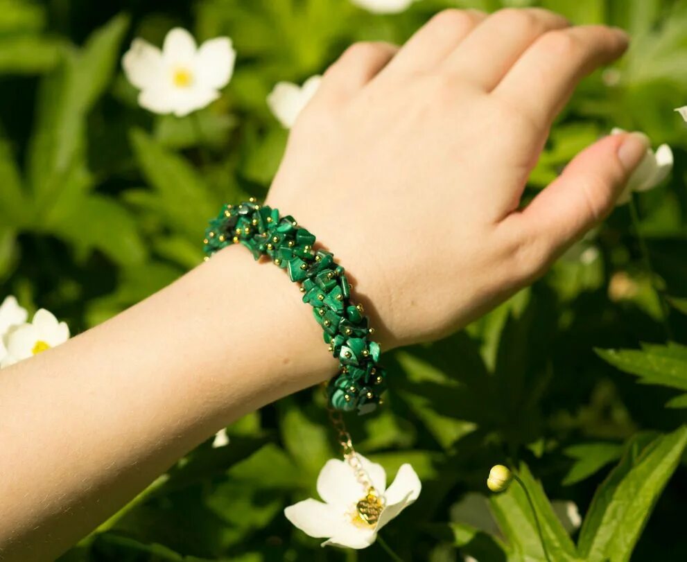 Лес малахитовый браслет. Зеленый браслет. Зеленые браслт. Зеленые браслеты на руку.