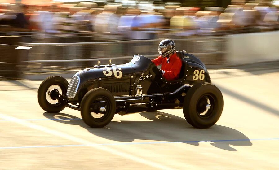 гонки старинных автомобилей. гонки на ретромобилях. гонки на старых автомобилях. Moscow classic grand prix. кольцевые гонки машины.