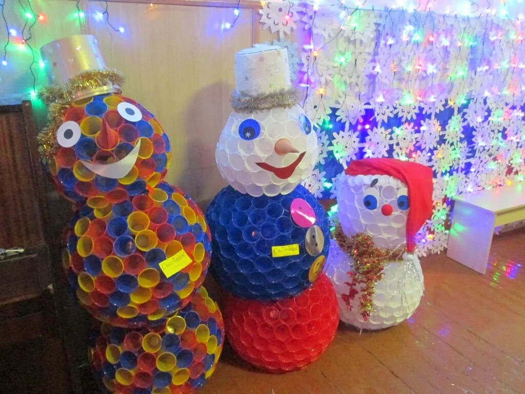 Как сделать снеговика из пластиковых. Снеговик из пластиковых стаканчи. поделка снеговик из стаканчиков. снеговик из пластмассовых стаканчиков. фигуры из пластиковых стаканчиков.