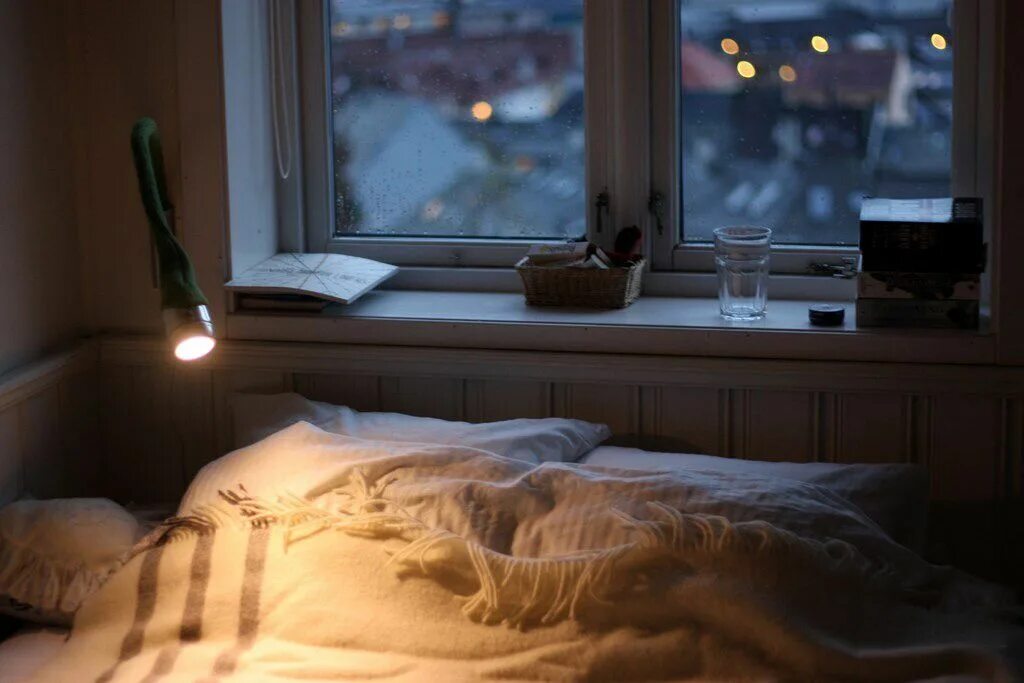 Кровать около окна. Кровать рядом с окном. Подоконник ночью. Уютная комната вечером. Bed rain