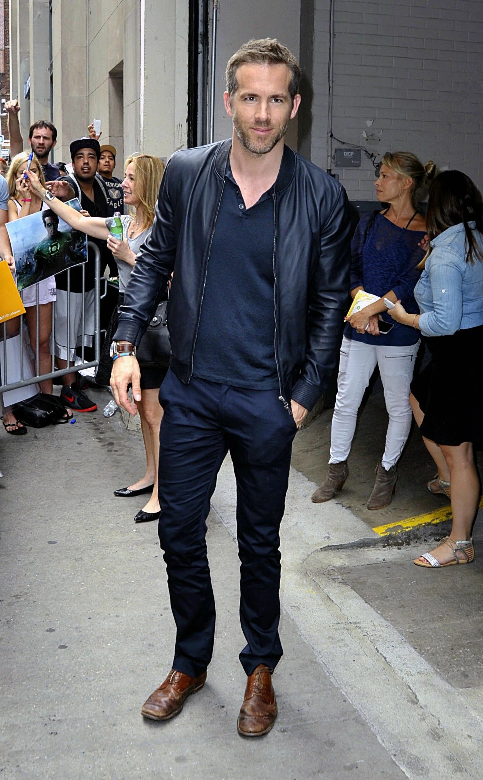 Brad Pitt camisa branca e jeans Dad fashion, Brad pitt, Brad pitt style