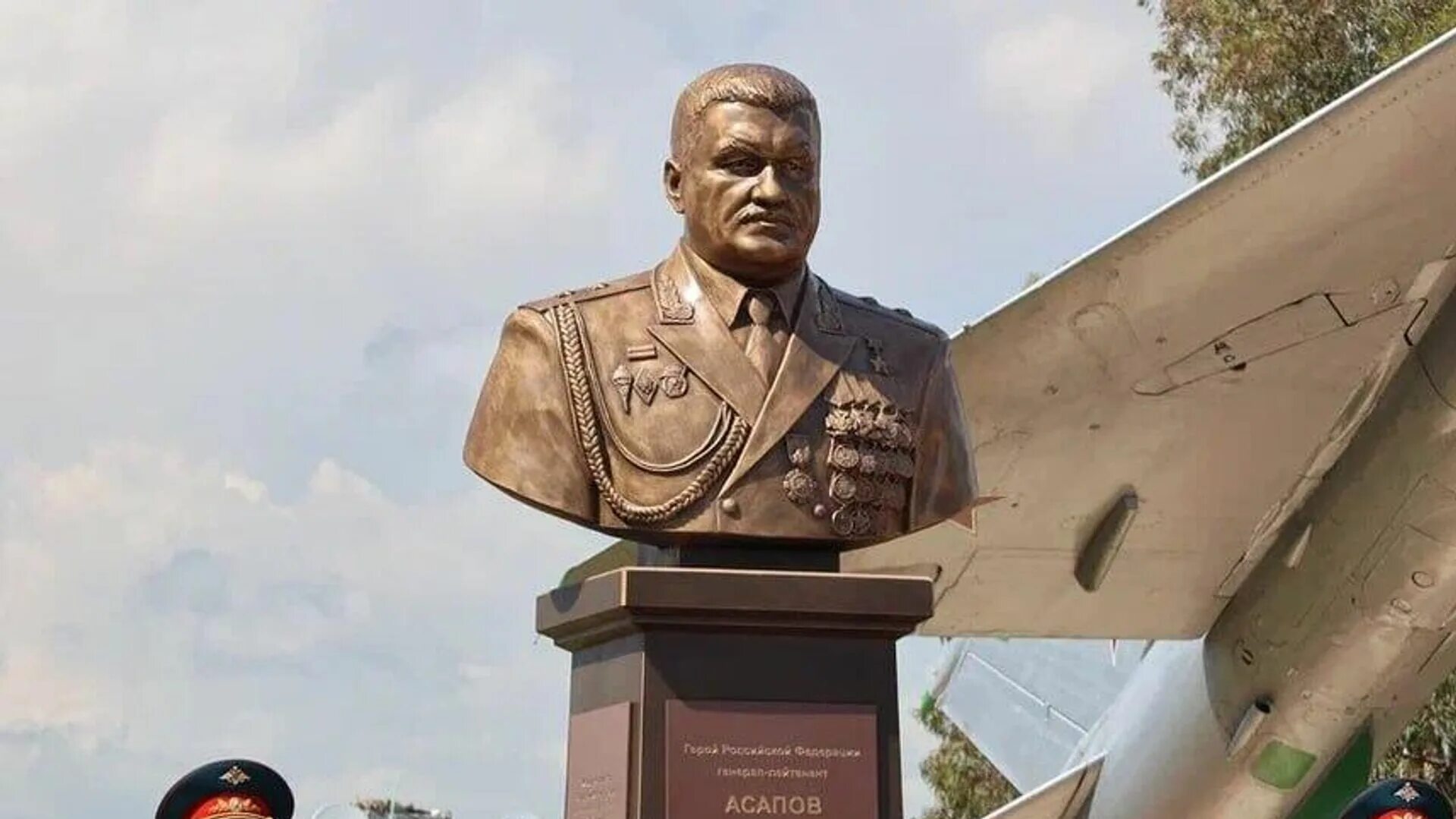 Памятник погибшему в сирии. Памятник героям сирии. памятник прохоренко в оренбурге.