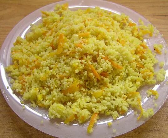Кус кус со шпинатом. Кускус с зеленым горошком и мятой. Кус кус с сушеными овощами. Кускус с зеленым горошком. Кус кус черно зеленый.