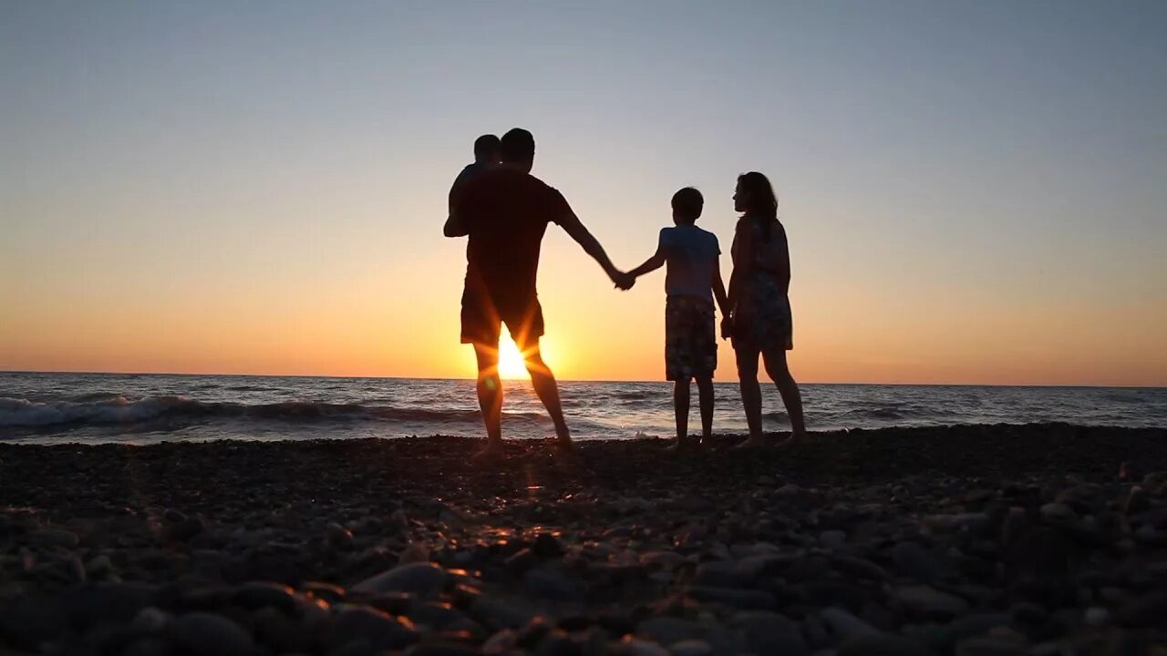 Счастливая семья на закате. Семья на закате. Семья 4 человека на море. Путешествие с семьей. Счастливая семья с детьми на море.