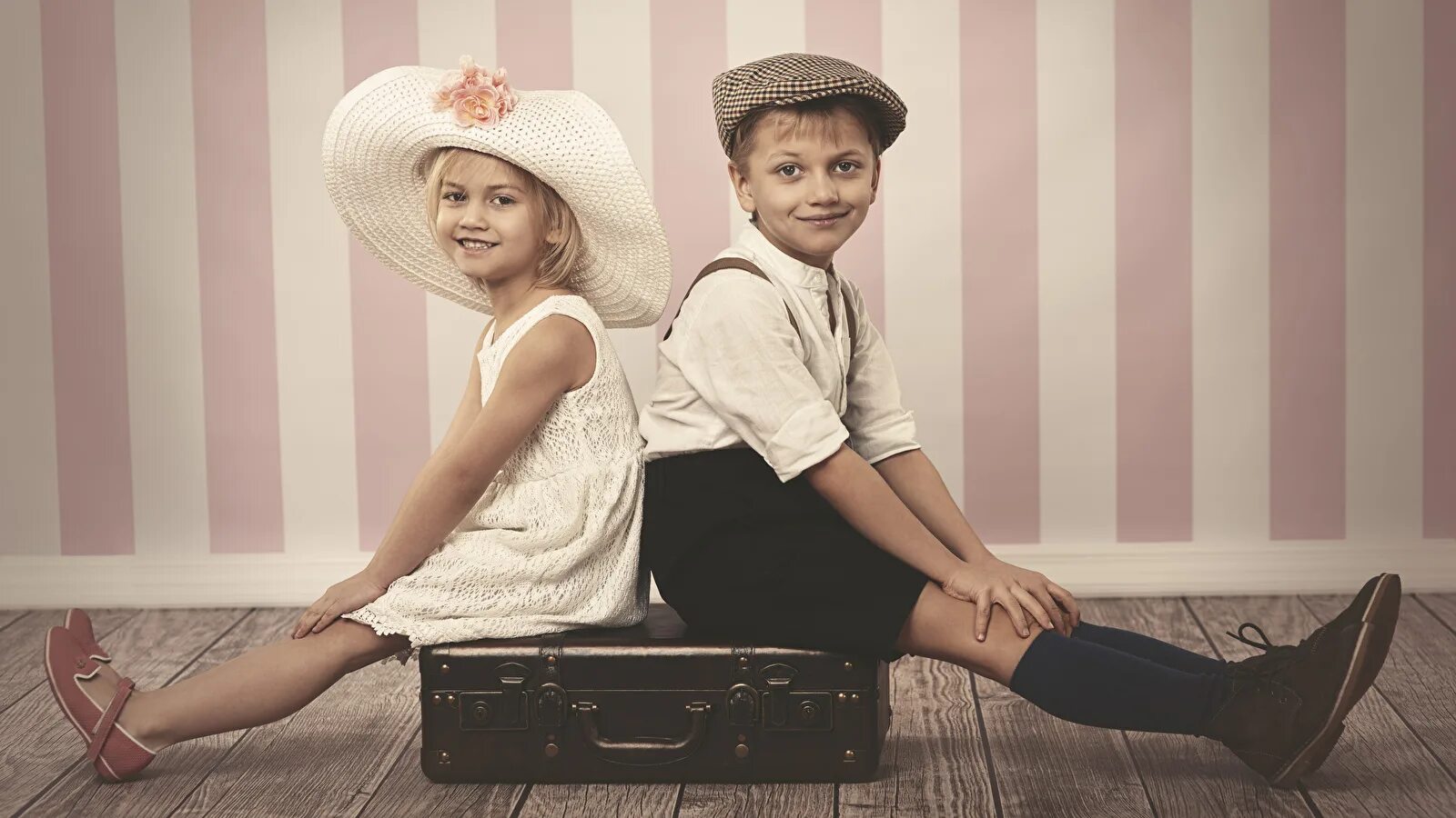 Какие мальчишки и девчонки. Мальчик и девочка фотосъемка. Какие мальчишки и девчонки. Какие мальчишки и девчонки. Мальчик в шляпе.