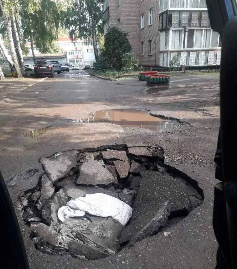 Камера дворов нижнекамска. Ямы Уфа. Нижнекамск яма. В Казани девушка провалилась под асфальт. Провал асфальта в Альметьевске..