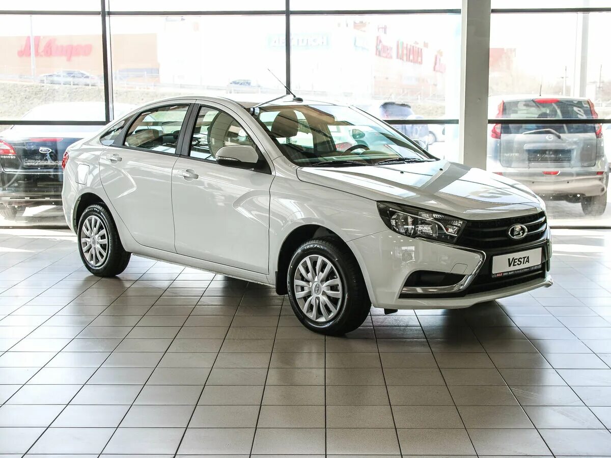 Новые Lada Vesta прибывают к дилерам: живые фотографии - Рамблер/авто