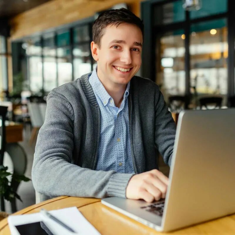 Программист разработчик. Аналитик на фрилансе. Аналитик на фрилансе. Компьютерщик в очках. Человек за компьютером.