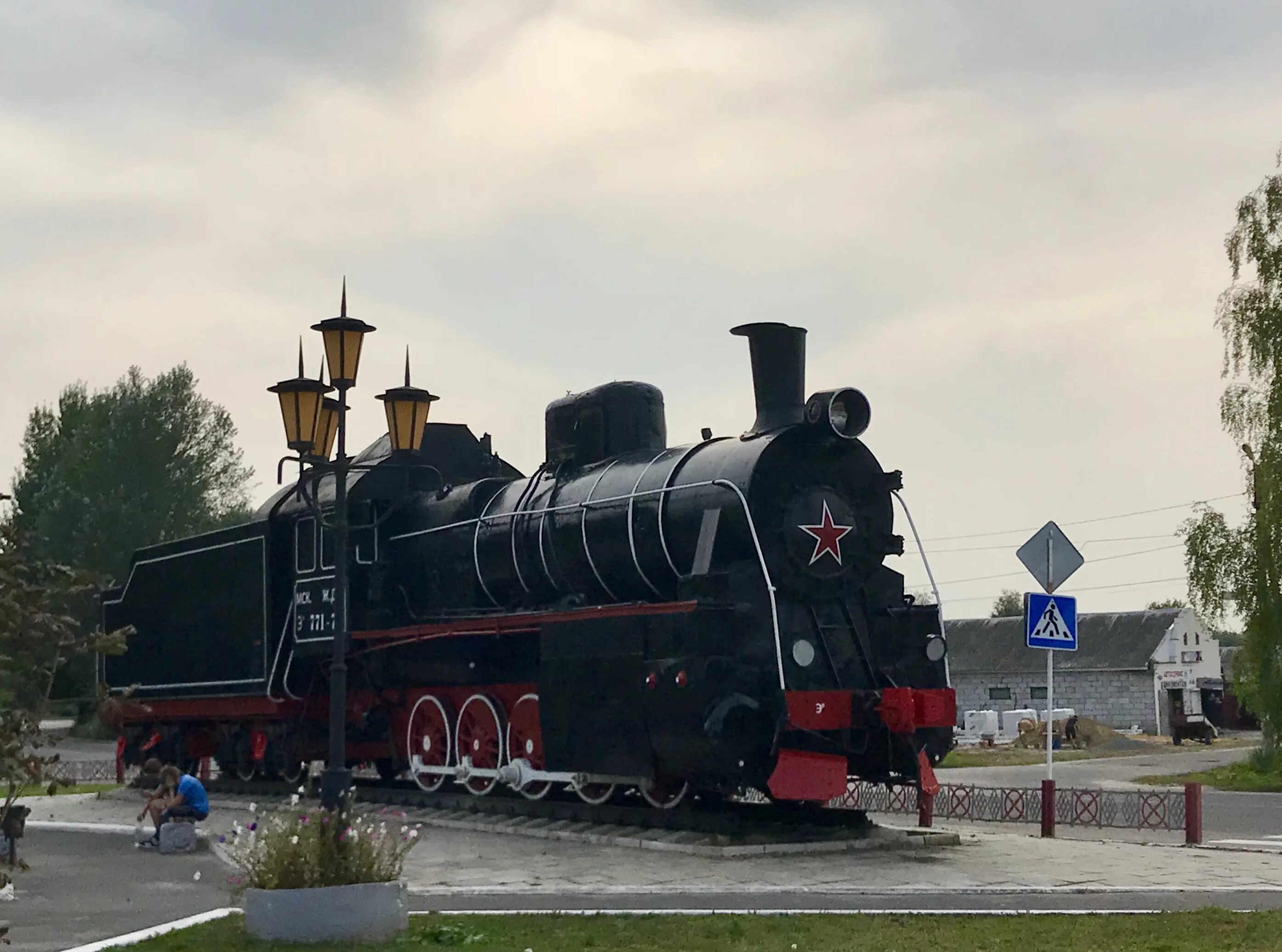 Памятник паровозу Каменск-Шахтинский. Паровоз Каменск-Уральский памятник. Памятник паровозу Феликсу Дзержинскому Курган. Памятник паровозу Омск. История паровозов