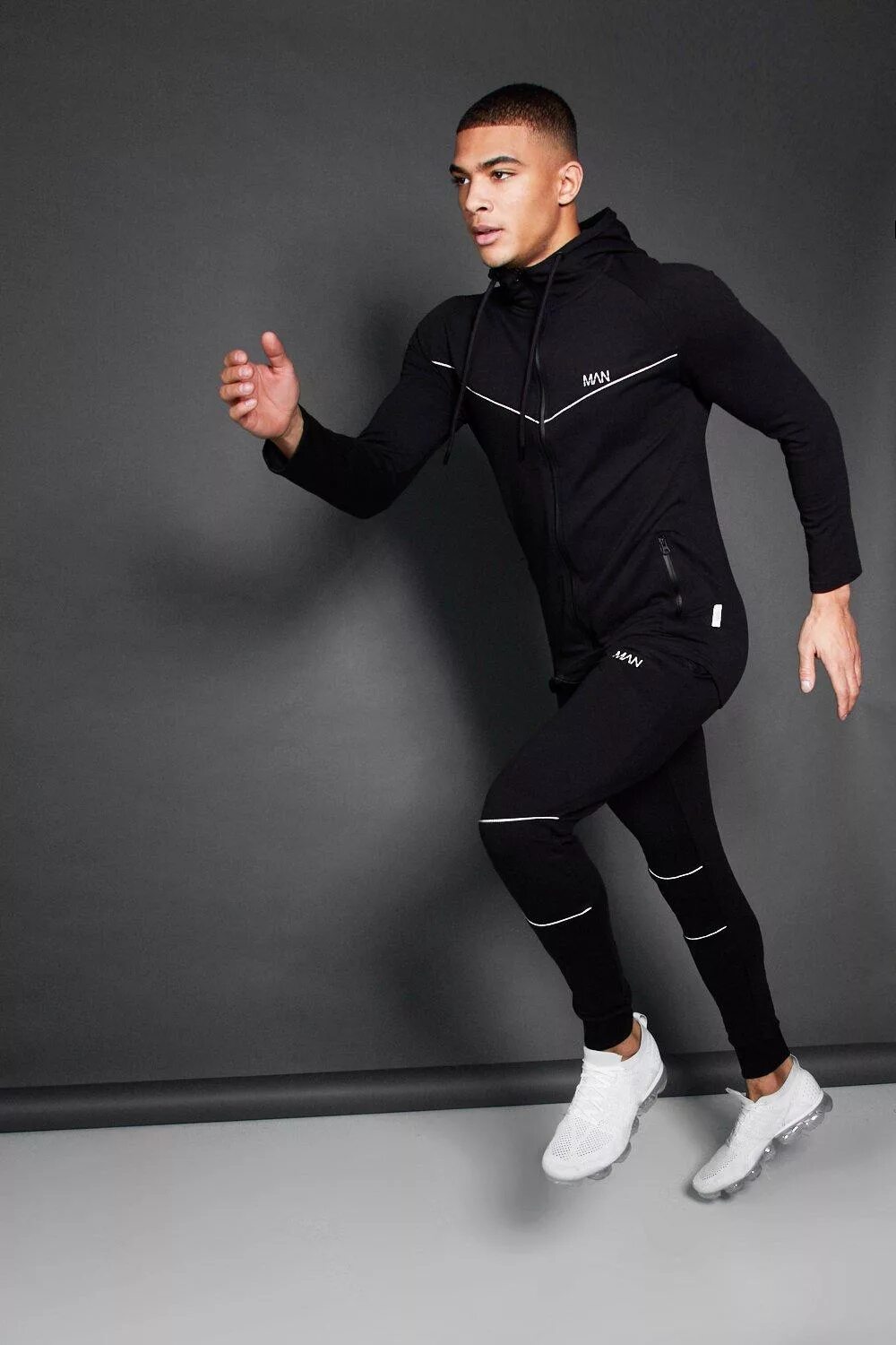 Обтягивающий спортивный костюм. Tracksuits for men Nike. Nike Mens Wear. Спортивка мужской найк 2020. Nike Sportswear Sport Essentials спортивный костюм.