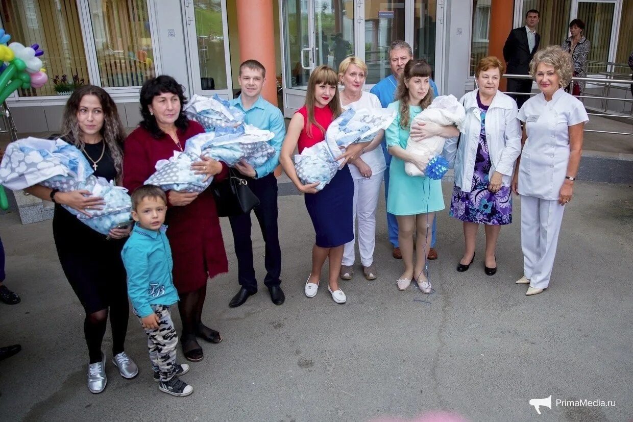 Семья в роддоме. Выписка из роддома семья.