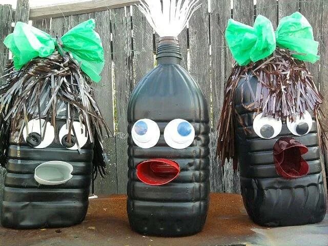 Unos monstruos con botellas de plástico y material puede ser el que sea siempre 