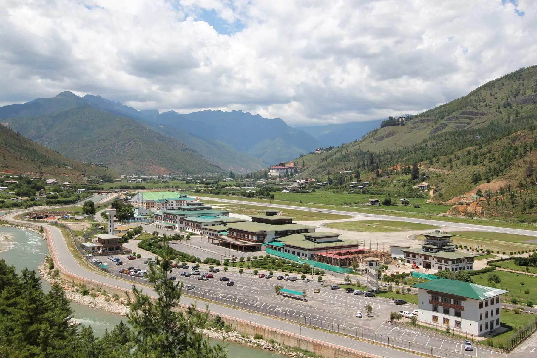 Паро бутан. Paro International Airport, Bhutan. Долина паро аэропорт. Аэропорт паро в королевстве бутан. Аэропорт бутана