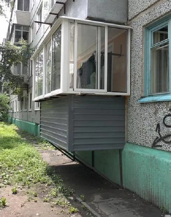 Балконы на 1 этаже в Сочи пристройка остекление и отделка балкона на первом этаж