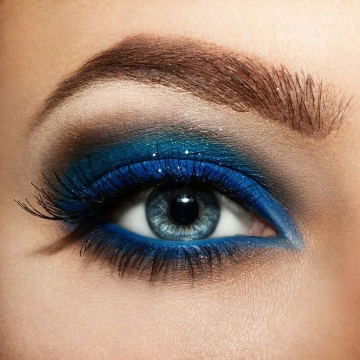 Макияж глаз make up глаз. Макияж яркий для голубых глаз смоки. макияж синий смоки айс. макияж смоки айс с синими тенями. синий смоки айс для зеленых глаз.