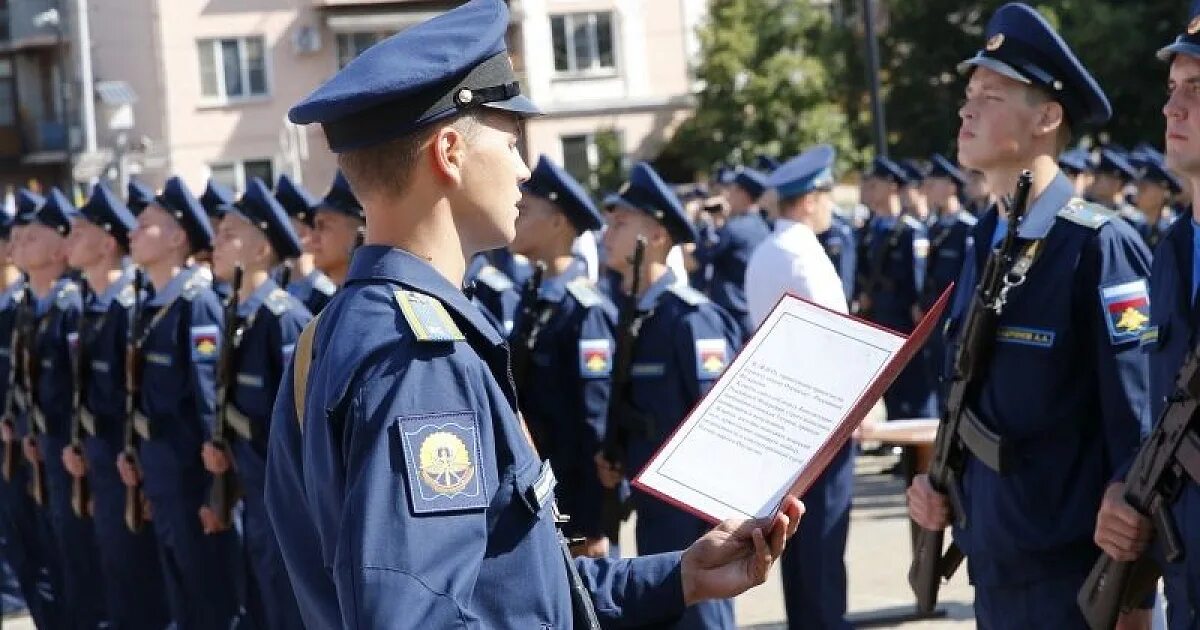 Краснодарское высшее военное авиационное училище курсанты. Курсанты квваул зимняя форма. Квваул — краснодарское высшее военное авиационное училище. Квваул 2006. Форма курсантов квваул.