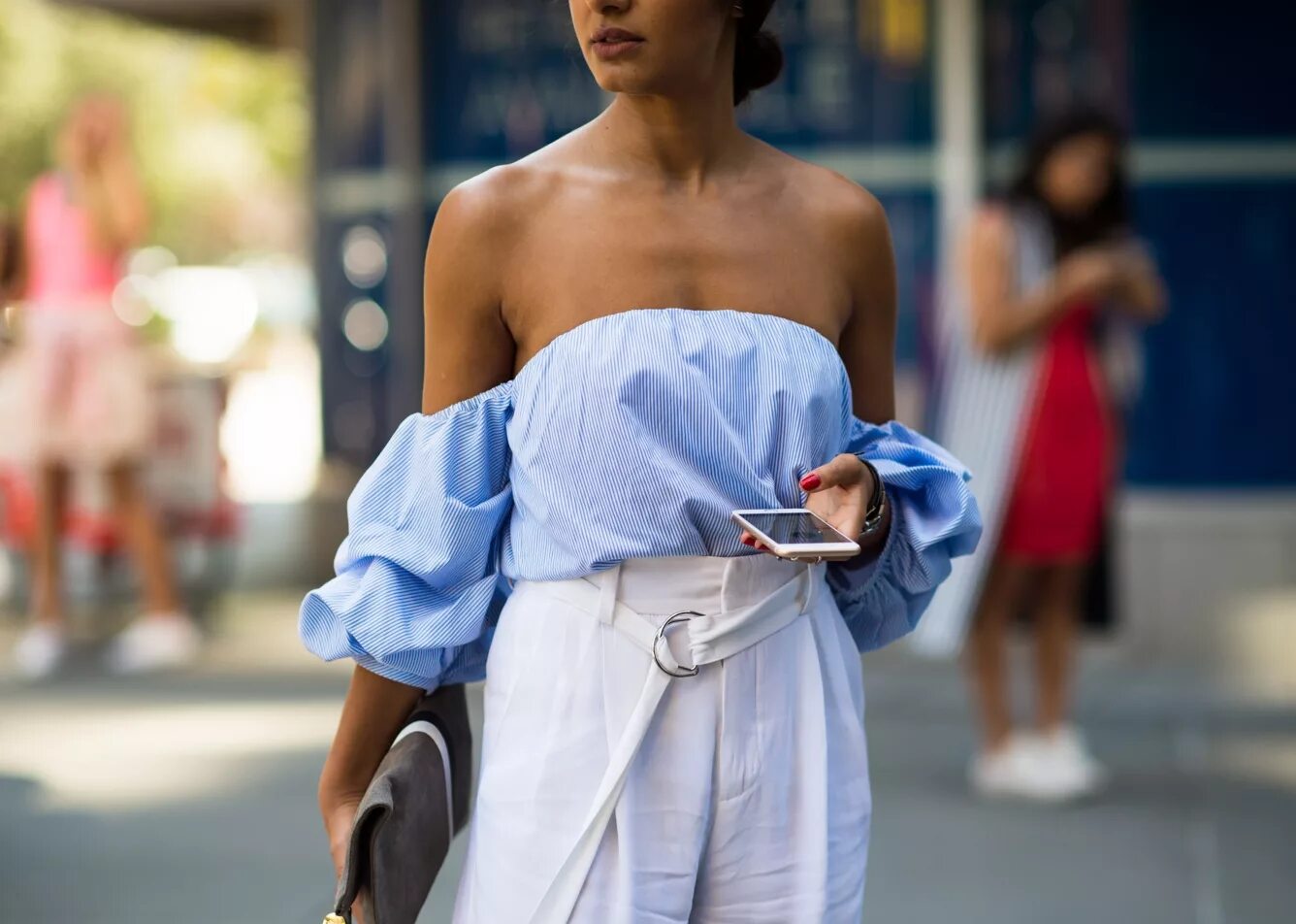 блузка с открытыми плечами.