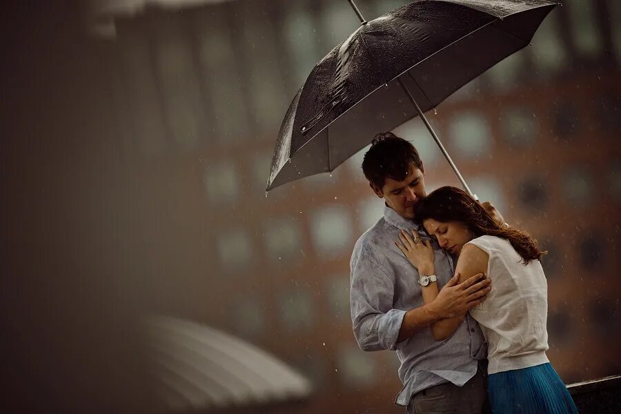 парень и девушка встретились взглядами. одна встреча способная изменить жизнь. встреча парня и девушки. случайная встреча. мы встретились с тобой случайно.