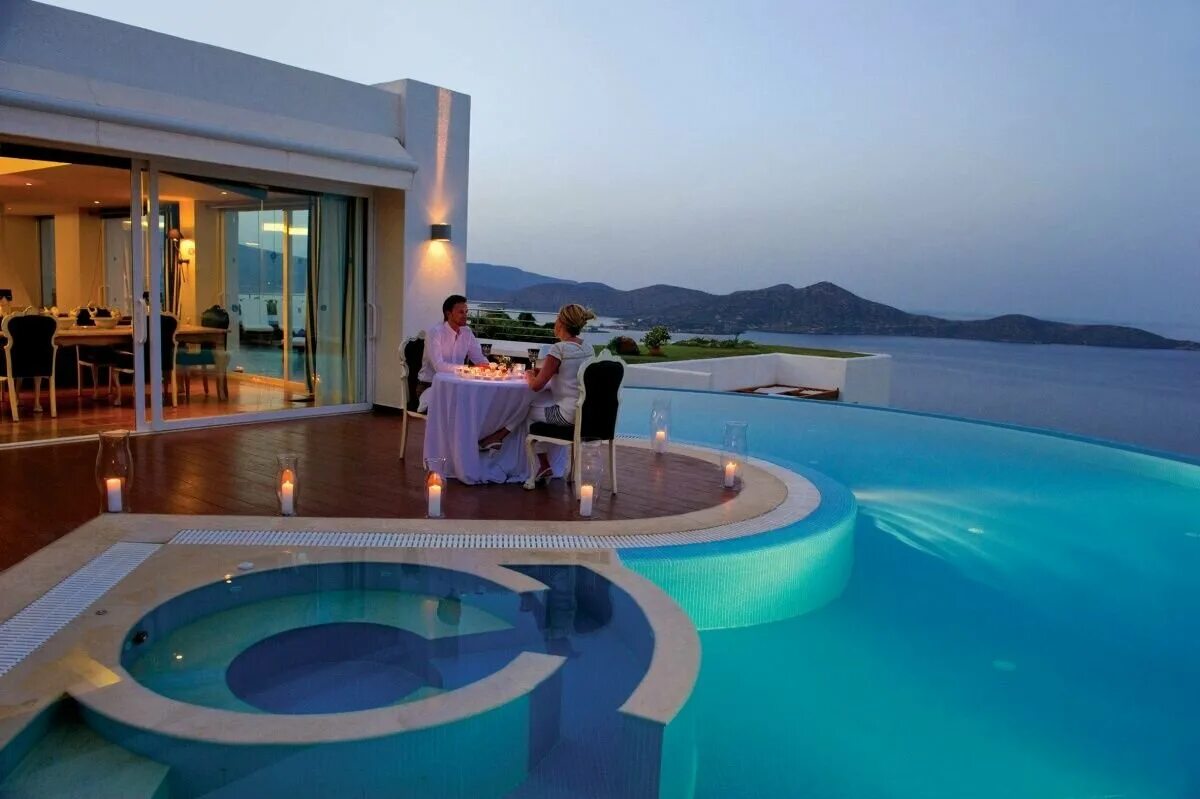 Elounda Gulf Villas and Suites. Красивый бассейн. Шикарный дом у моря. Море с отелем.