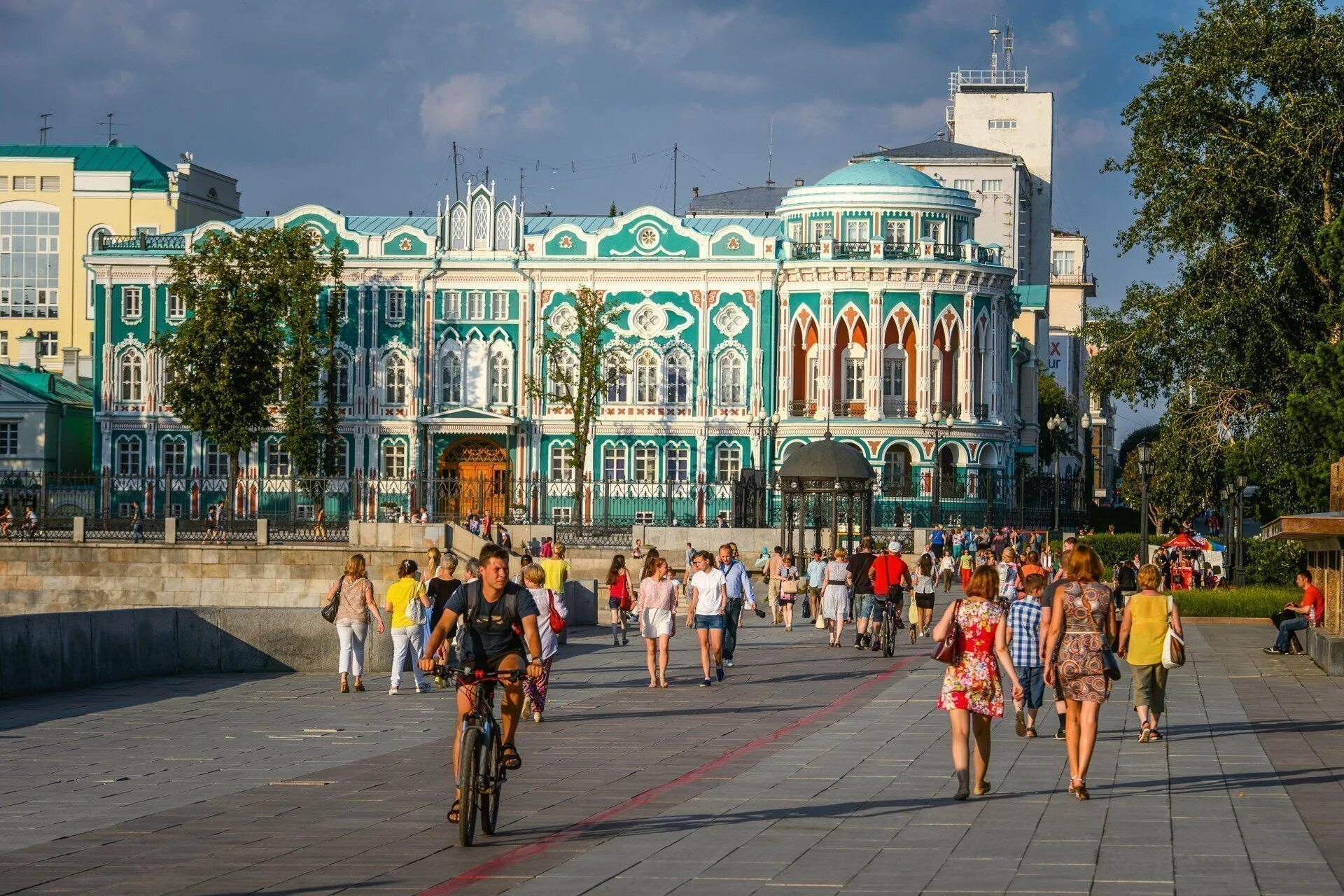 Сколько будет лет екатеринбургу. Дом Севастьянова Екатеринбург. Свердловск набережная дом Севастьянова. Городской пруд дом Севастьянова Плотинка Екатеринбург. Дом Севастьянова Екатеринбург фото.