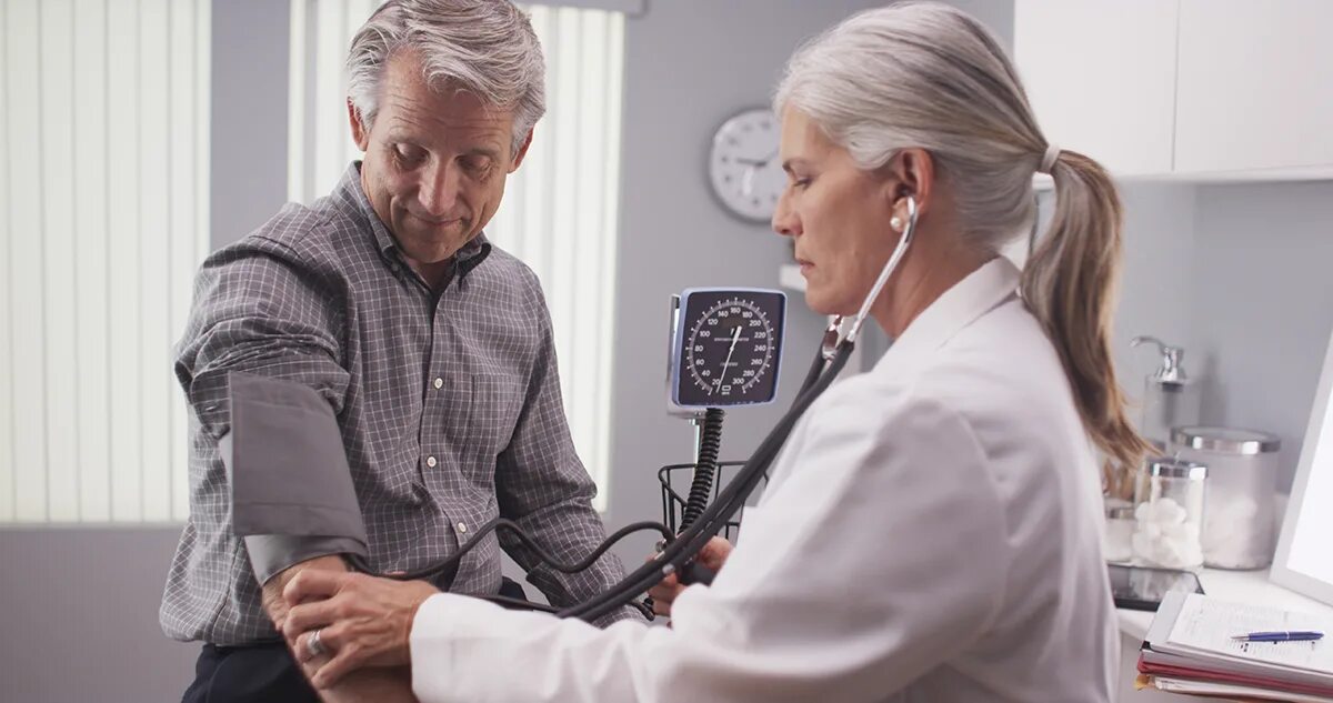 Мужчина пациент. Веселый пациент. Больной человек. Пациент 50 лет. Больной с сердечной недостаточностью.