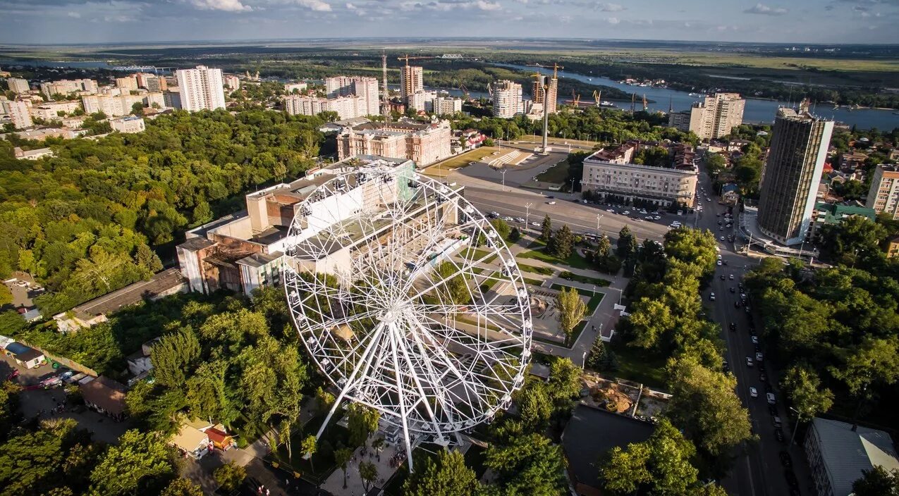 Сколько колес обозрения в ростове. Колесо обозрения парк революции Ростов. Колесо обозрения Ростов на Дону Театральная площадь. Колесо обозрения в парке революции в Ростове на Дону. Парк в Ростове на Дону с колесом обозрения.