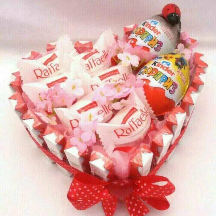 Сладкий подарок девочке своими руками. Сладкий букет. Сладкий подарок девочке своими руками. Киндер торт. Торт из конфет.