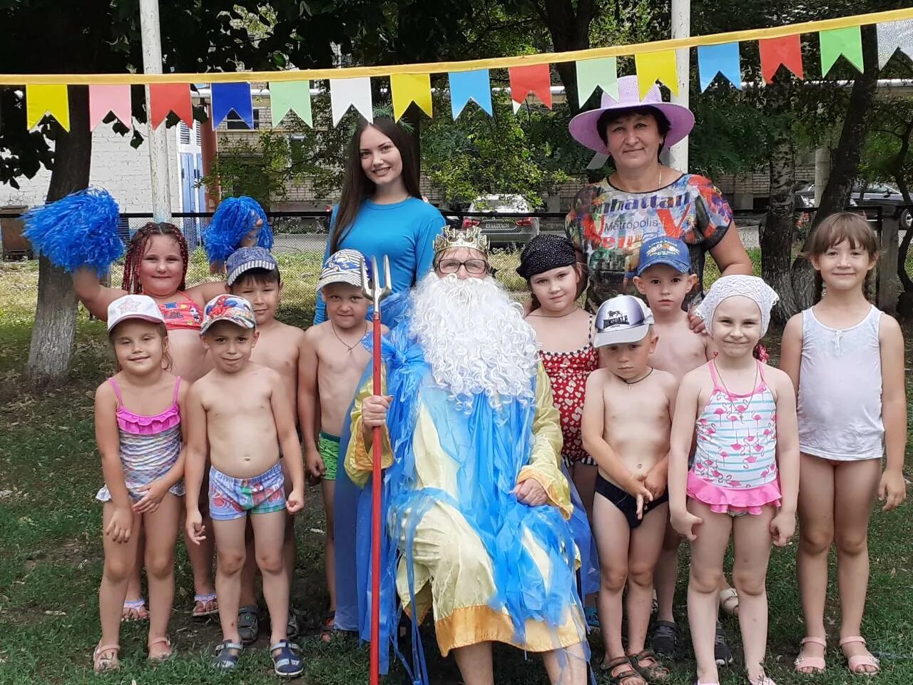 Дочка на море. Детишки на пляже. Детишки топлесс. Дети нудистов 13. Семейные натуралисты на море.