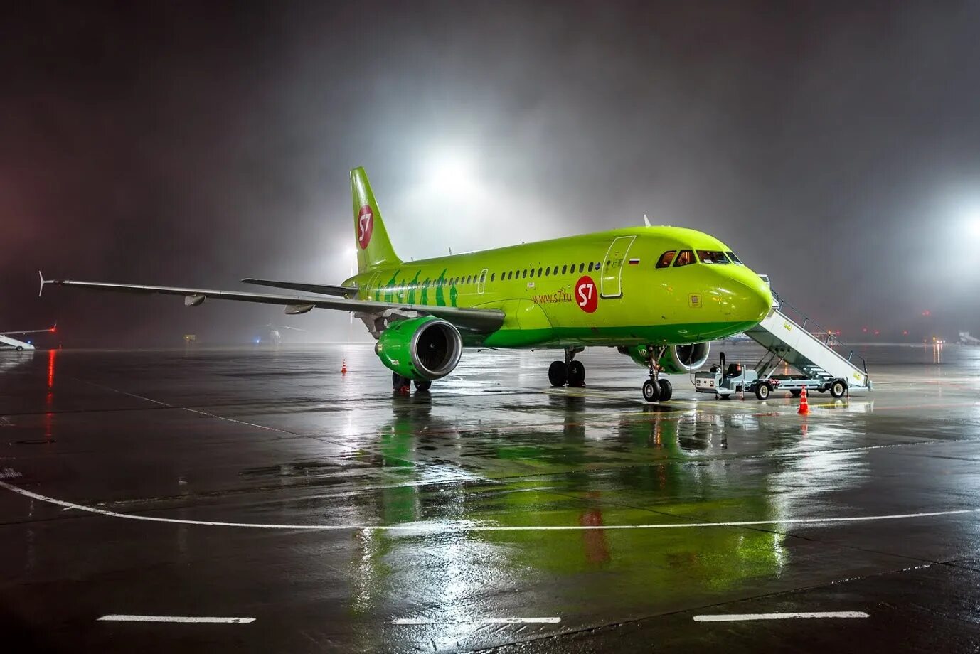 Самолёты авиакомпании s7 Airlines. Самолёт Москва s7. Самолёт s7 Airlines Домодедово. Boeing 747 авиакомпания s7. Авиарейсы s7