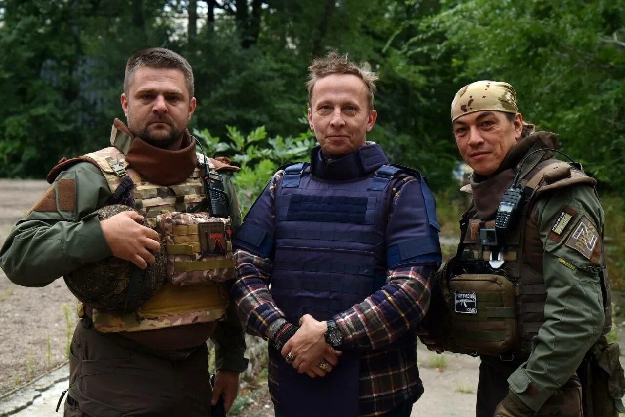 Иван охлобыстин в днр. Иван охлобыстин на донбассе. Иван охлобыстин в днр. Гуманитарная помощь донбассу. Охлобыстин на военных действиях украины.