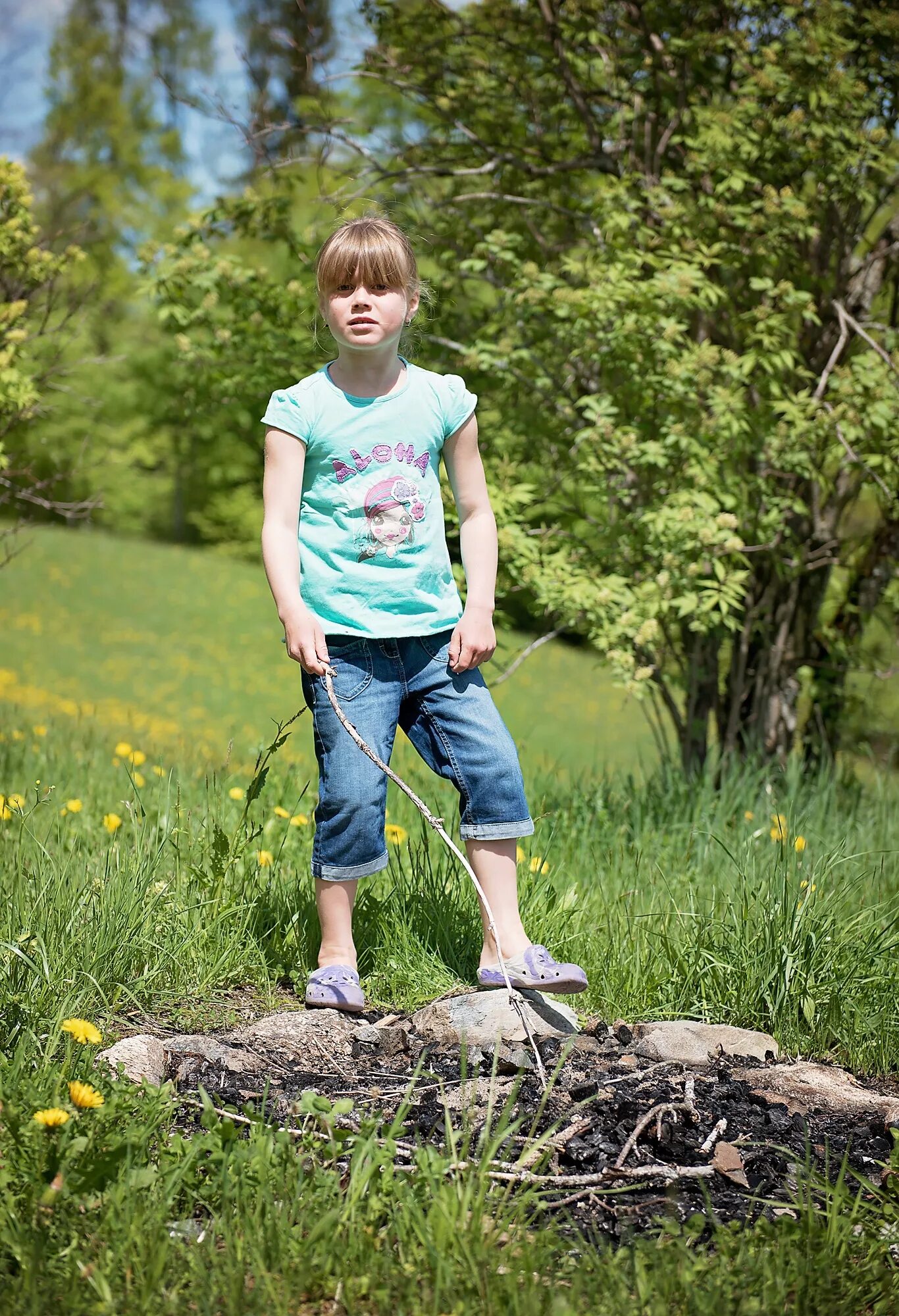 Human children. Человек дитя природы. Человек для детей. Мальчик на природе фото. Подросток на траве в лесу.