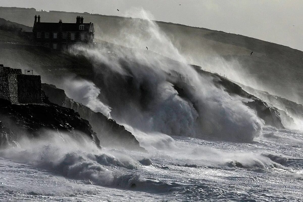 Корнуолл Великобритания шторм. Корнуолл волны. Корнуолл зимой. Наводнение шторм на море в.