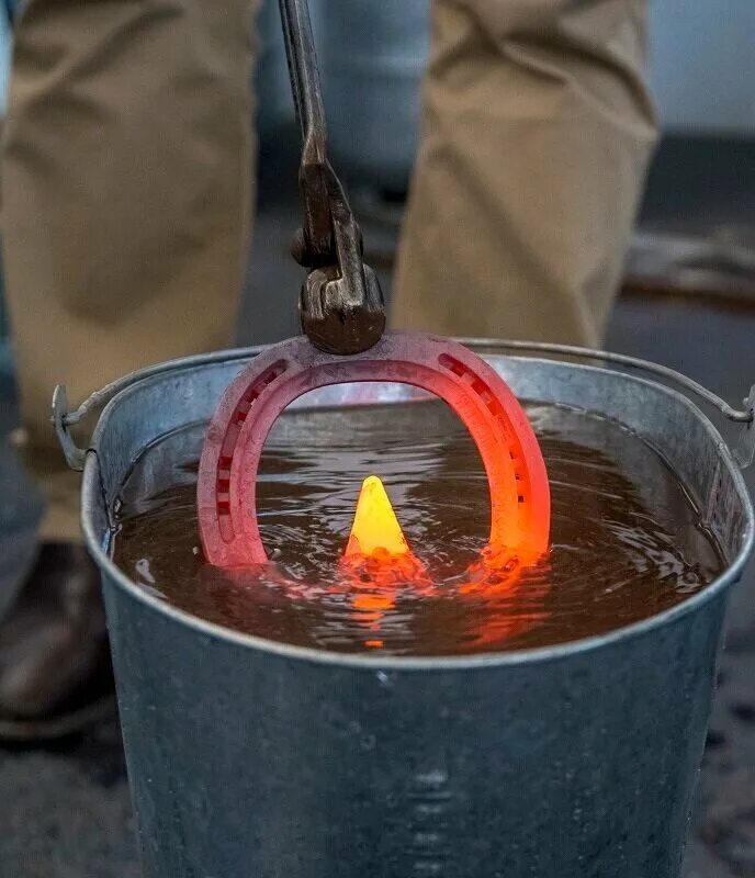 Охлаждение металла водой. Закалка металла. Термообработка металла. Закалка стальных деталей. Масло для закалки металла.