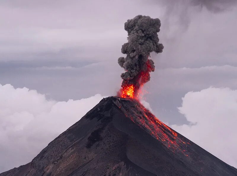 Извержение вулкана фуэго в гватемале. Вулкан в гватемале. Извержение вулкана фуэго. Извержение вулкана фуэго. Извержение вулкана фуэго.