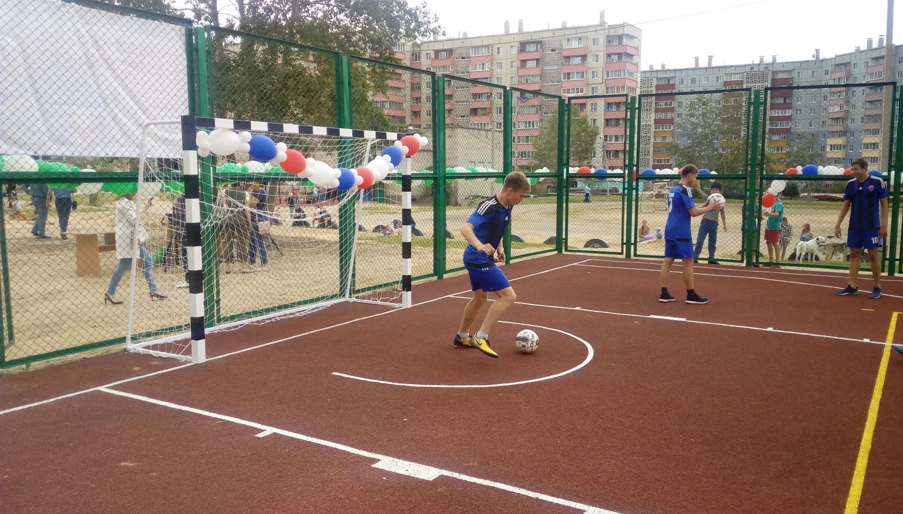 Спортплощадки Чита. Спортивная площадка в школе. Спортплощадка в школе. Футбольная площадка в школе. Спортивная площадка футбол