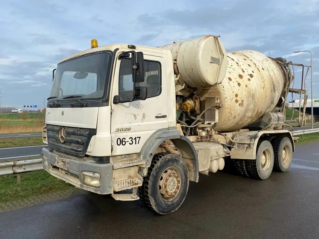 Куплю автобетоносмеситель б у в россии. Mercedes Benz Axor 3028 6x4. Автобетоносмеситель Мерседес. Бетономешалка Мерседес. Мерседес бетономешалка с лентой.