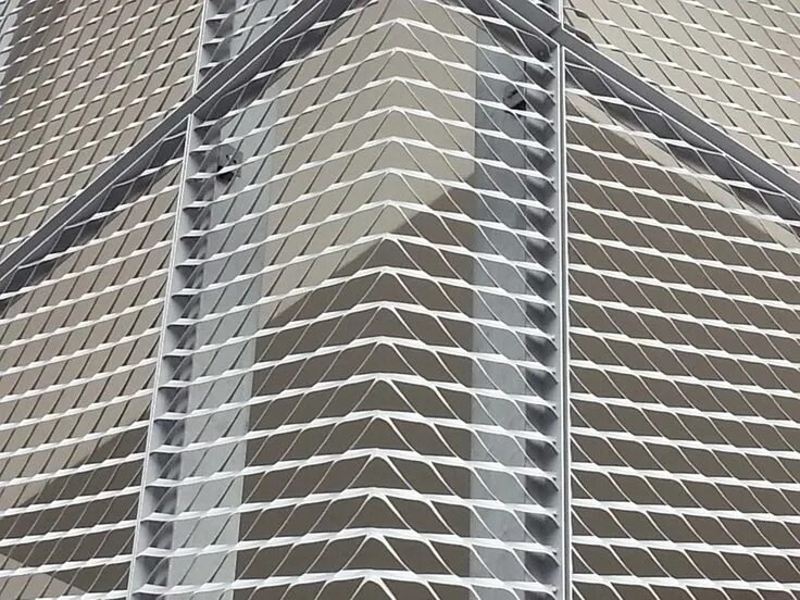 Сетчатый фасад. Сетчатые панели mesh metal. цпвс-а s1мм. лист просечно-вытяжной алюминиевый. фасад просечно-вытяжной металл.