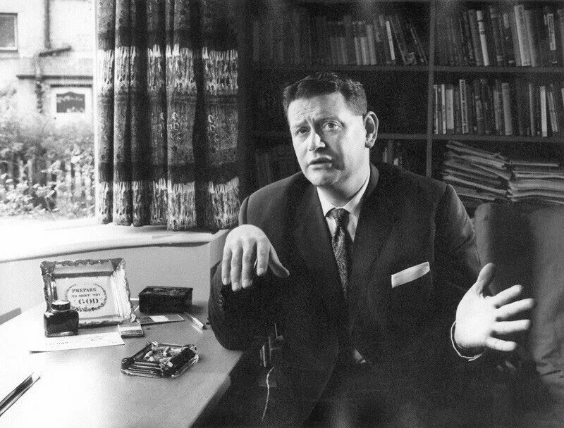 Джон брейн андертейл. John brain. Джон брейн путь наверх. Plasma логотип. Джон брейн писатель.