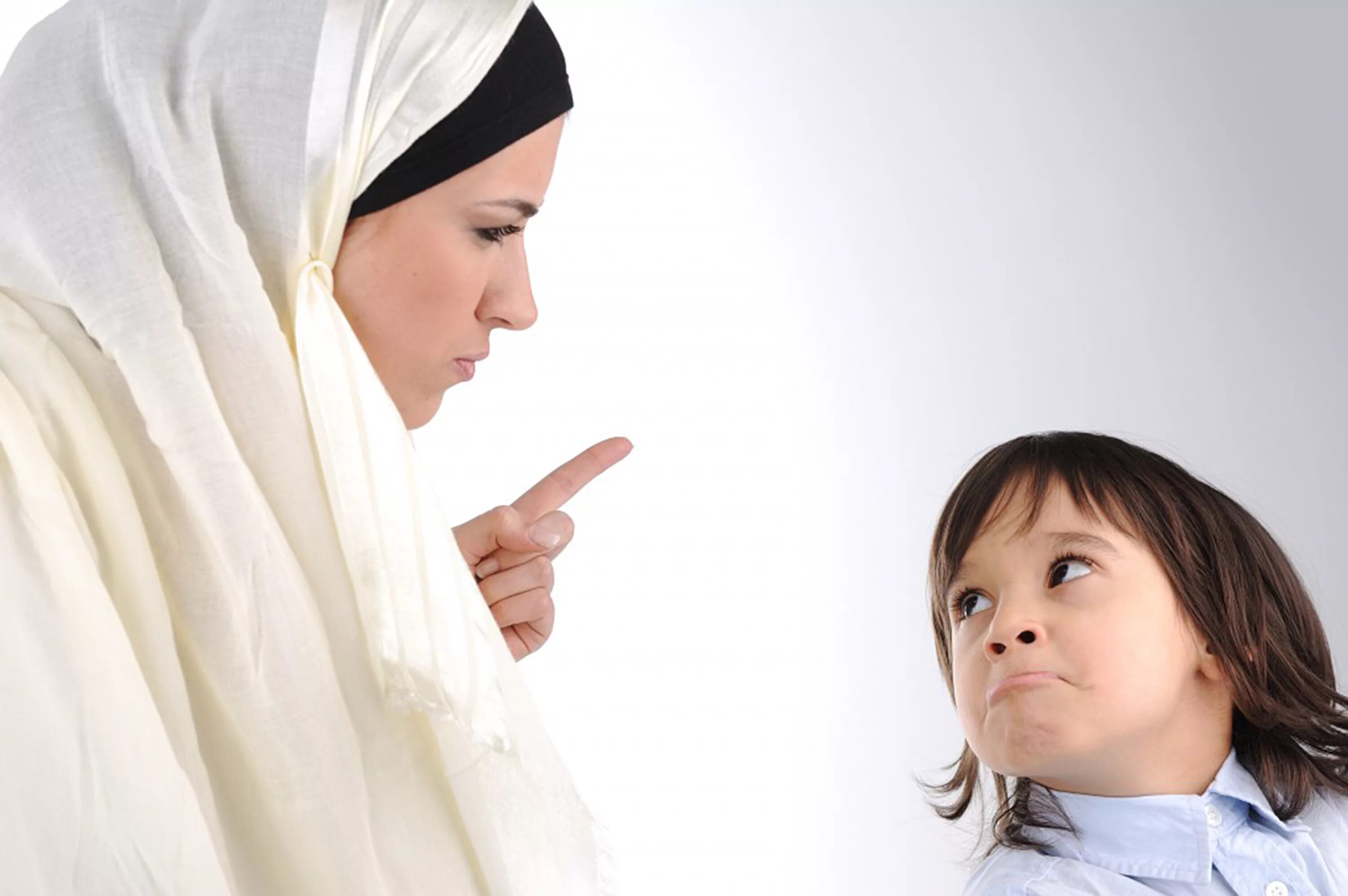 Мусульманская наказание. Мусульманские дети. Воспитание детей в Исламе. Мусульманская мать. Мусульманские родители с детьми.