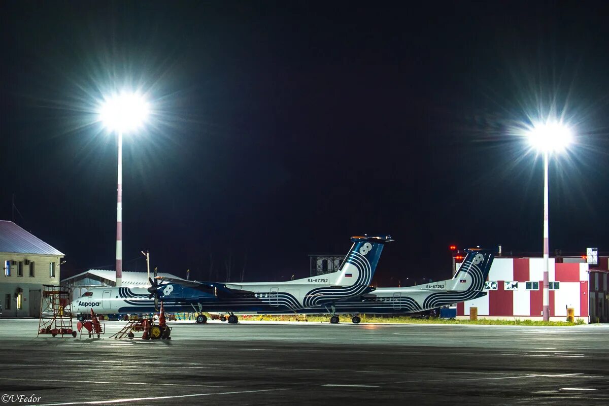 Ночной аэропорт Витязево. Аэропорт ночью. Аэропорт ночью фото. Аэропорт Нальчик ночью.